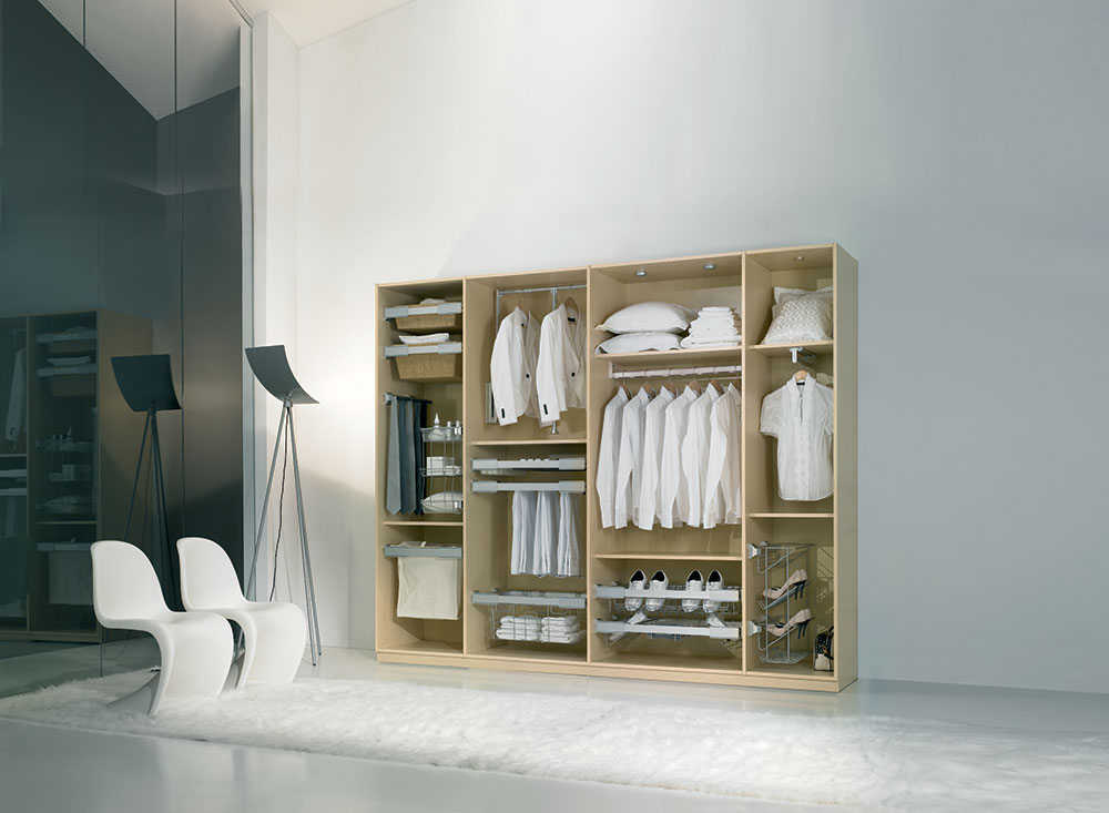 Roupeiro com acessórios de organização interior